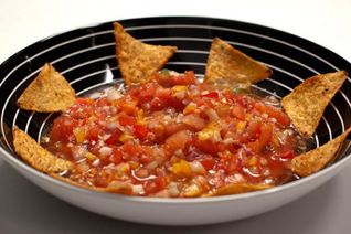 Мексиканская сальса с кукурузными чипсами