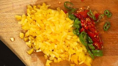 мексиканская сальса с кукурузными чипсами