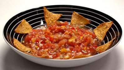 мексиканская сальса с кукурузными чипсами