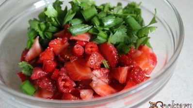 острая клубничная сальса