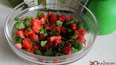 острая клубничная сальса