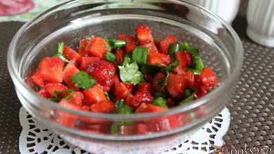 острая клубничная сальса