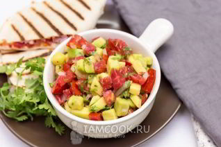 Сальса из авокадо с помидорами