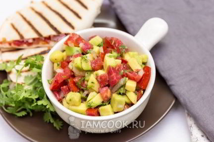 Сальса из авокадо с помидорами