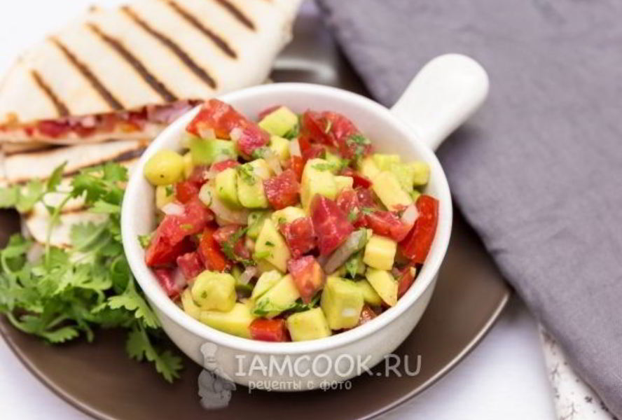 Сальса из авокадо с помидорами