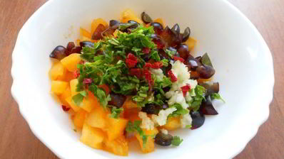 сальса из желтых помидоров с виноградом