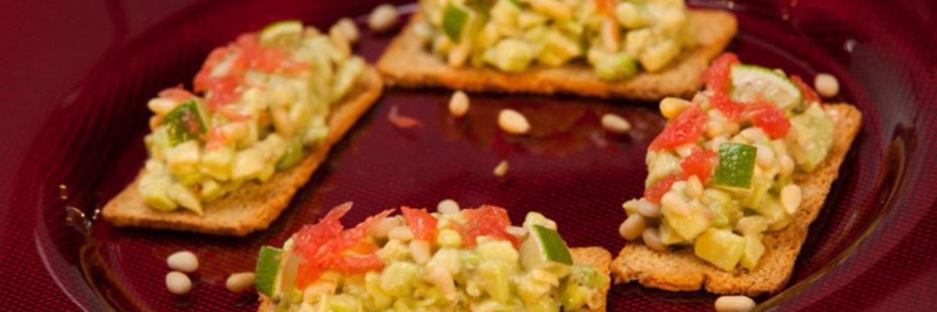 Тартар из авокадо с кедровыми орехами