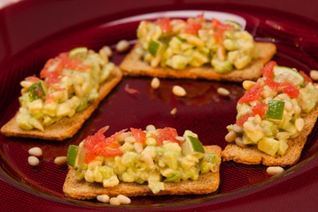 Тартар из авокадо с кедровыми орехами