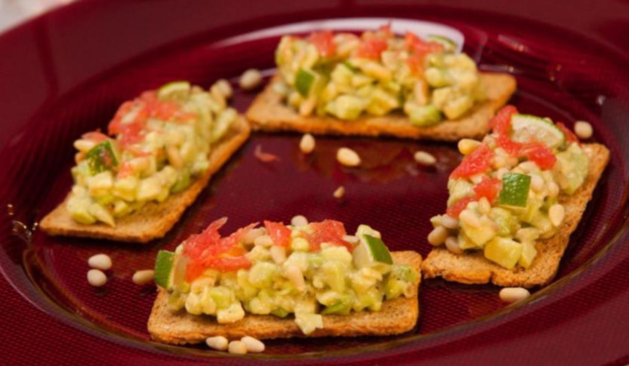 Рецепт тартара из авокадо с кедровыми орехами