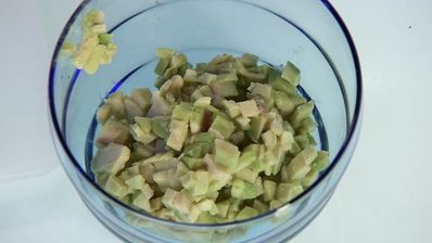 тартар из авокадо с кедровыми орехами