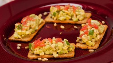 тартар из авокадо с кедровыми орехами