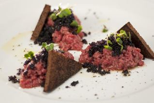 Тартар из говядины с икрой палтуса