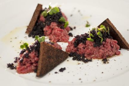 Тартар из говядины с икрой палтуса