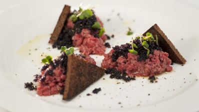 тартар из говядины с икрой палтуса