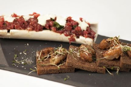 Тартар из говядины с мозговой косточкой