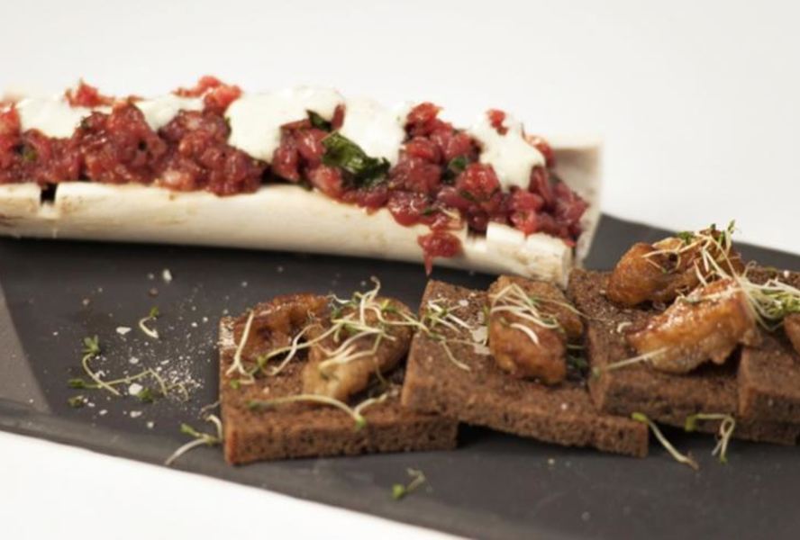 Тартар из говядины с мозговой косточкой