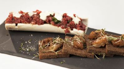 тартар из говядины с мозговой косточкой