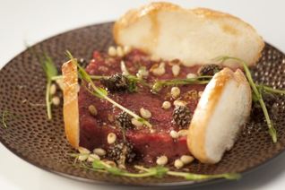 Тартар из говядины с шишковым вареньем