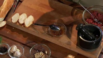 тартар из говядины с шишковым вареньем