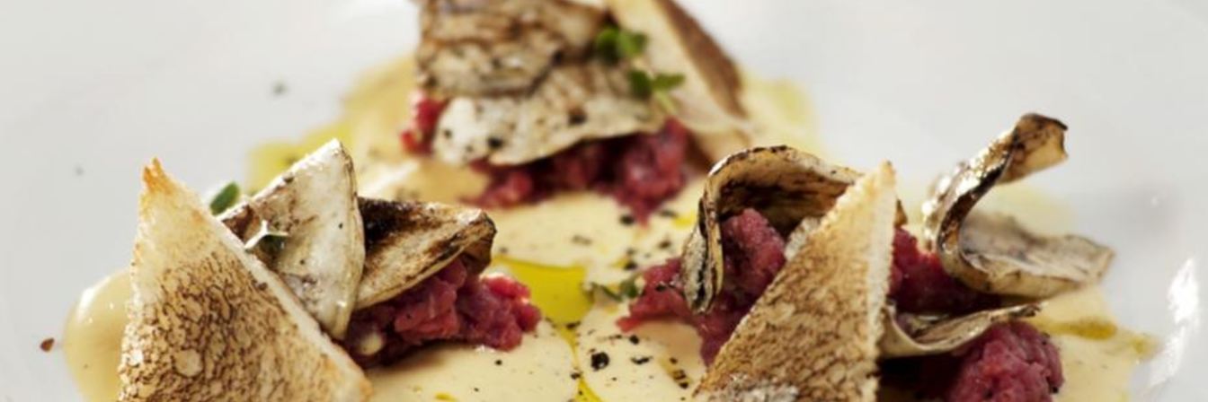 Тартар из говядины с трюфельным майонезом