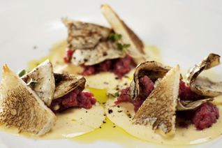 Тартар из говядины с трюфельным майонезом