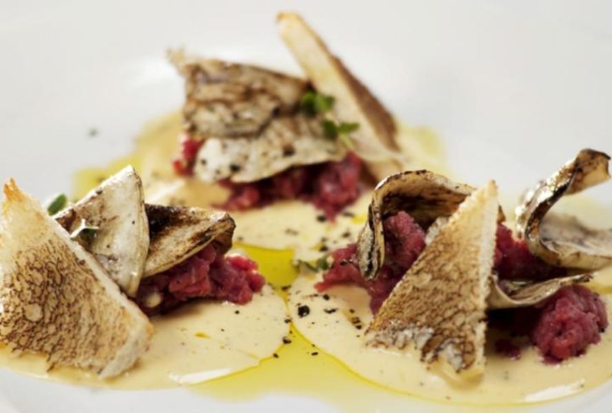 Тартар из говядины с трюфельным майонезом