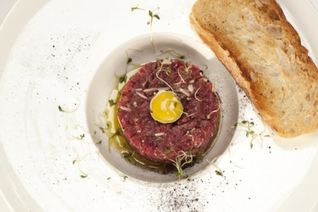 Тартар из говядины с трюфельным маслом