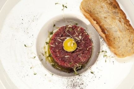 Тартар из говядины с трюфельным маслом