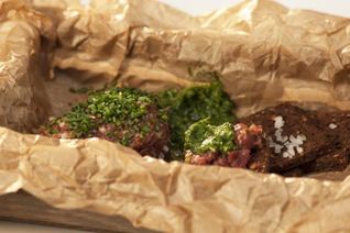 Тартар из говядины с зеленой пастой