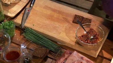 тартар из говядины с зеленой пастой