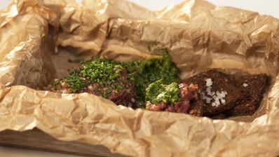 тартар из говядины с зеленой пастой