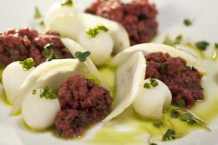 Тартар из говядины со свежей дыней