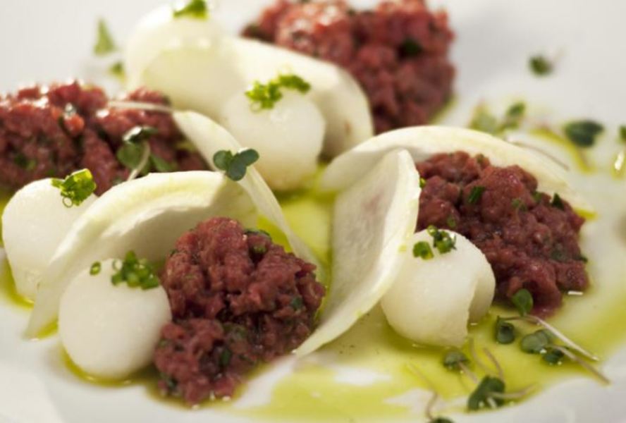 Тартар из говядины со свежей дыней