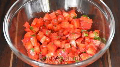 тартар из клубники и помидоров