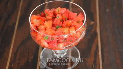 тартар из клубники и помидоров