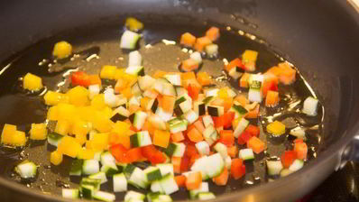 тартар из овощей в соусе из йогурта