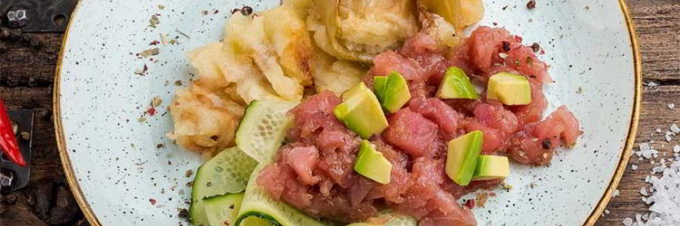 Тартар из тунца с кремом из печеного яблока