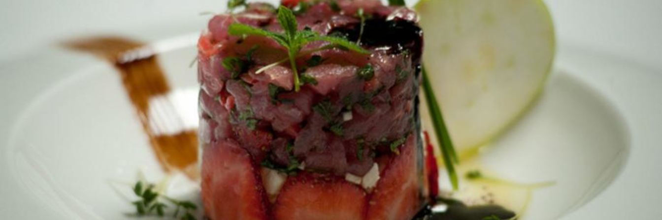 Тартар из тунца со свежей клубникой