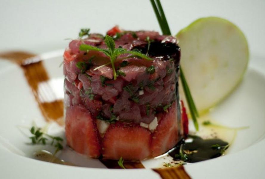 Тартар из тунца со свежей клубникой