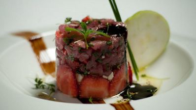 тартар из тунца со свежей клубникой