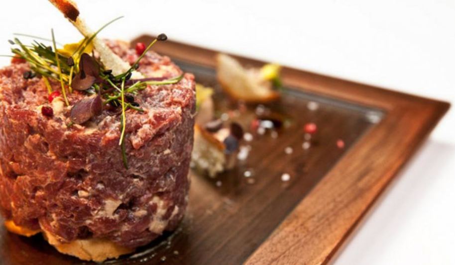 Рецепт тартара из утиной грудки и фуа-гра с дымом