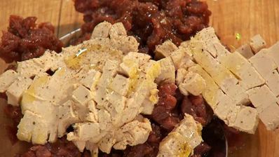 тартар из утиной грудки и фуа-гра с дымом