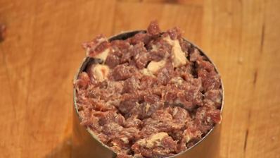 тартар из утиной грудки и фуа-гра с дымом