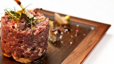 тартар из утиной грудки и фуа-гра с дымом