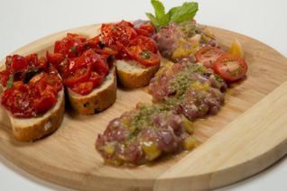 Тартар из утки с персиками