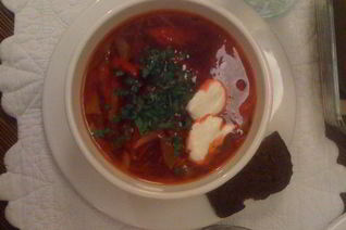 Борщ с черными гренками и чесноком