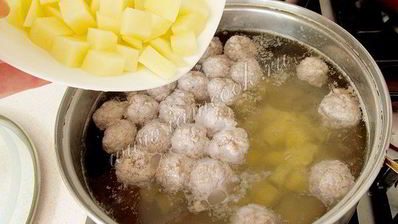 борщ с фрикадельками