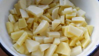 борщ с курицей и бочковыми помидорами