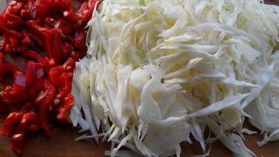 борщ с курицей и бочковыми помидорами