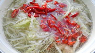 борщ с курицей и бочковыми помидорами